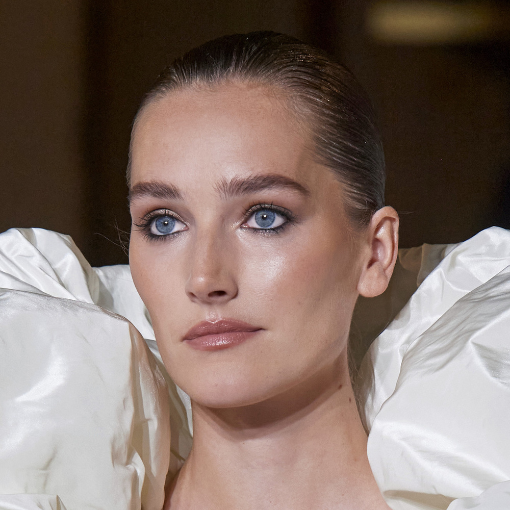 صيحة المكياج الفضي اللماع تحرّرك من الألوان الكلاسيكية.. إليك أسرار تطبيقها