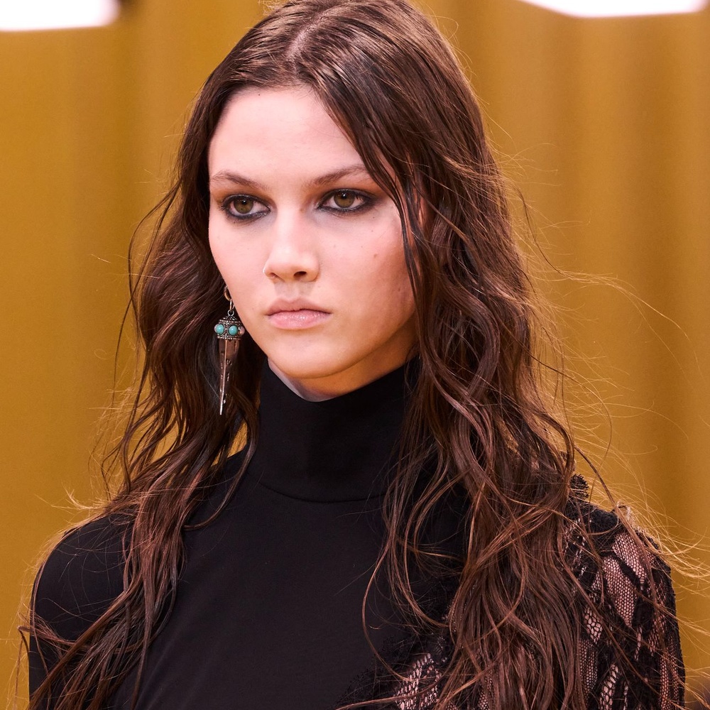 صيحات لون الشعر البني بتدرجات الشوكولا على طريقة دار Roberto Cavalli