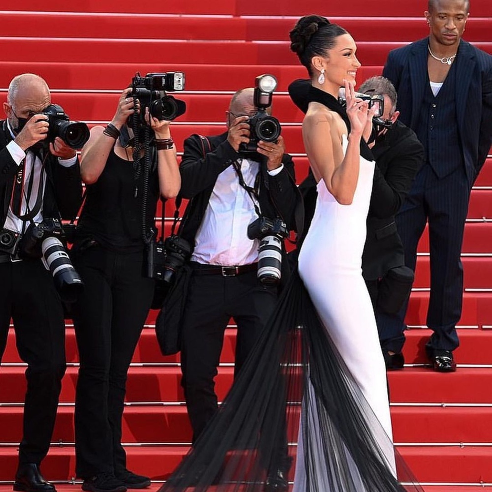 العارضة الجميلة بيلا حديد