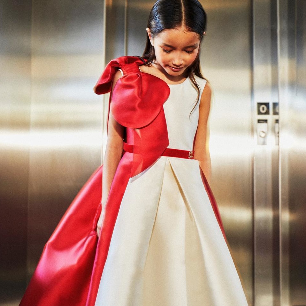 اهتمام خاص بالصغيرات في مجموعة إيلي صعب الجديدة.. تصاميم مبتكرة أم مستوحاة من فساتين سابقة؟