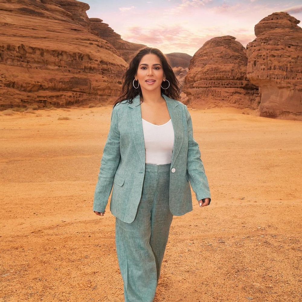 نوال الكويتية متألقة بالبدلة بظهور لافت بدت فيه أصغر سناً ..إليك جولة على إطلالاتها