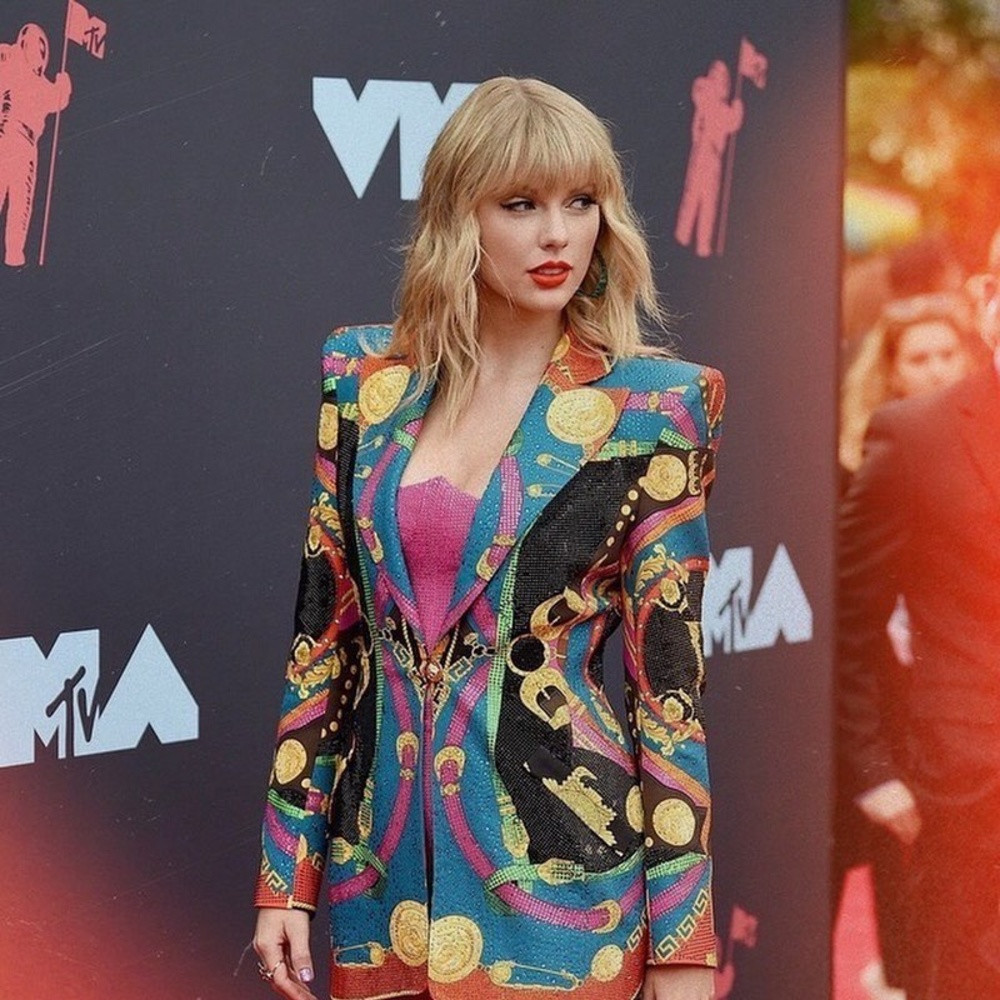 البليزر على طريقة تايلور سويفت..جعلته يناسب السهرات والأجواء النهارية والإطلالات العملية أيضًا