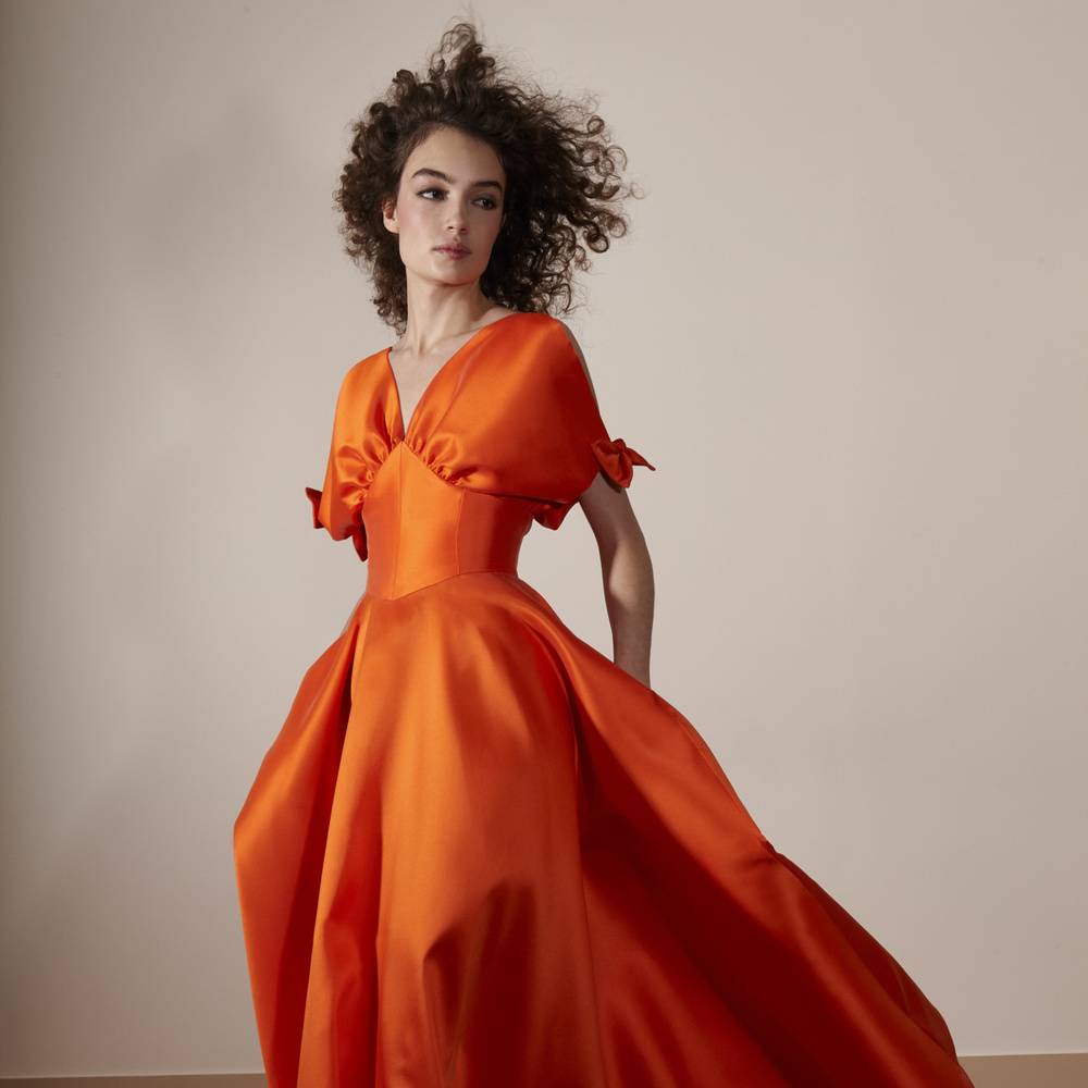 فساتين باللون المرجاني ثورة في عالم الموضة