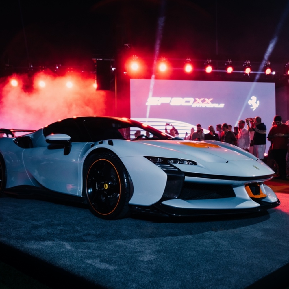 إطلالة مبهرة بأول ظهور لـ SF90 XX STRADALE في كازا فيراري أبوظبي - مجلة هي