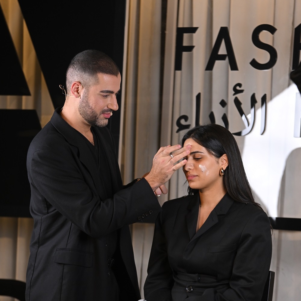 هنداش يقدّم في "هي هب" 2023 دليلا مفصلا عن فن إشراقة البشرة 