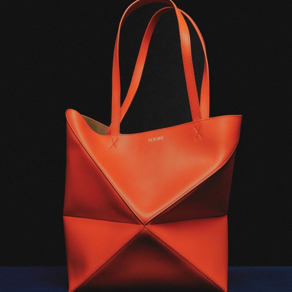 علامة LOEWE تطلق تشكيلة موسم الأعياد الرائعة