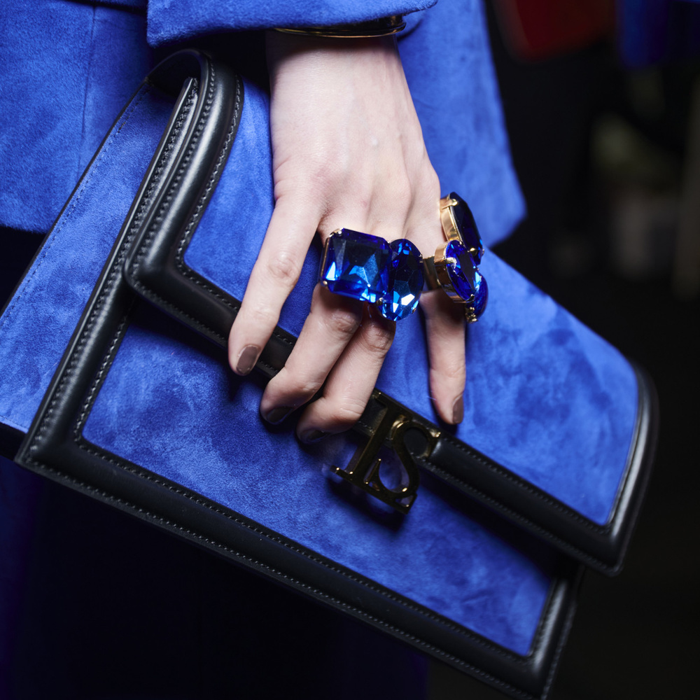 موضة الحقائب المخملية إختيارك الأساسي في الشتاء