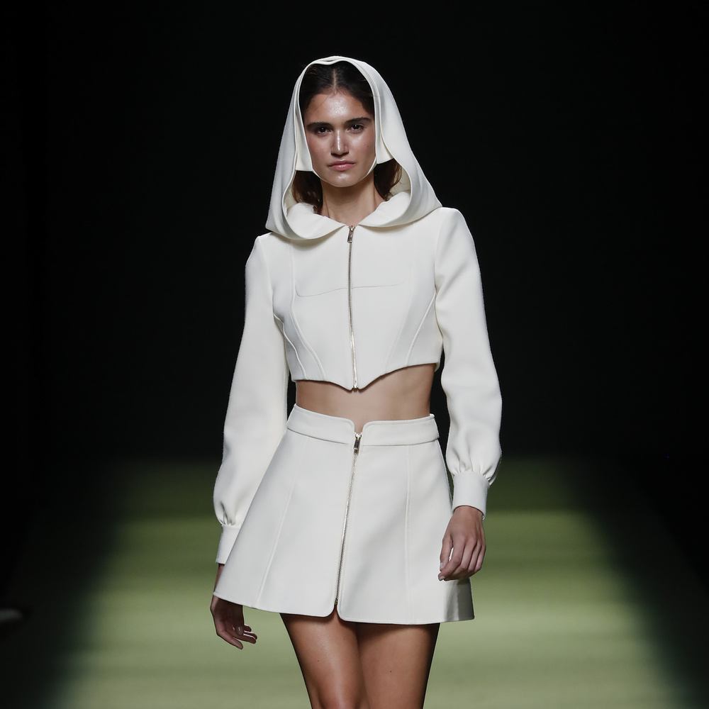 موضة التنانير المستقيمة مع السحاب الأمامي