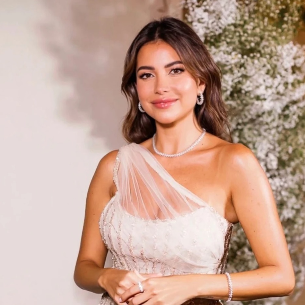 إطلالات جمالية ناعمة تلهمك بها الإعلامية السعودية سارة مراد تزامناً مع خطوبتها