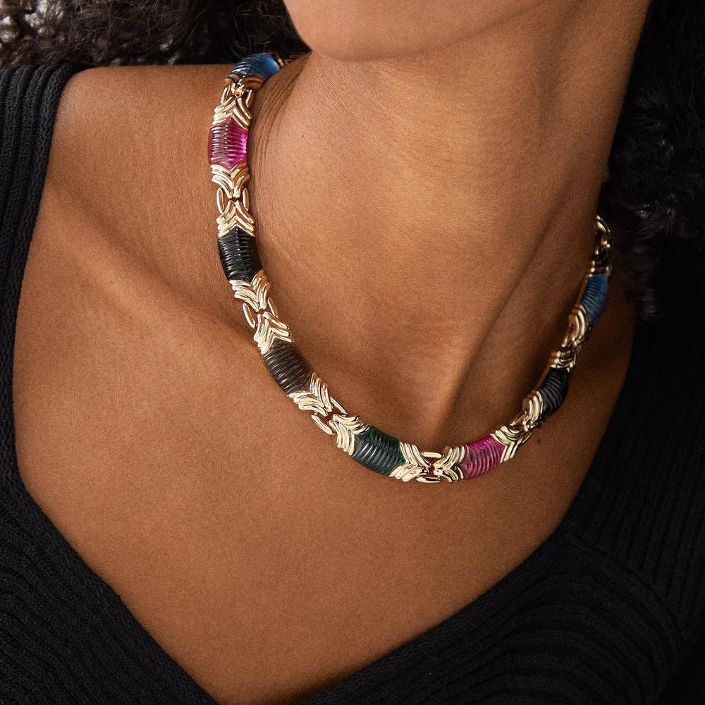 تألقي في سهرات شتاء 2024 بأجمل موديلات قلادات فاخرة