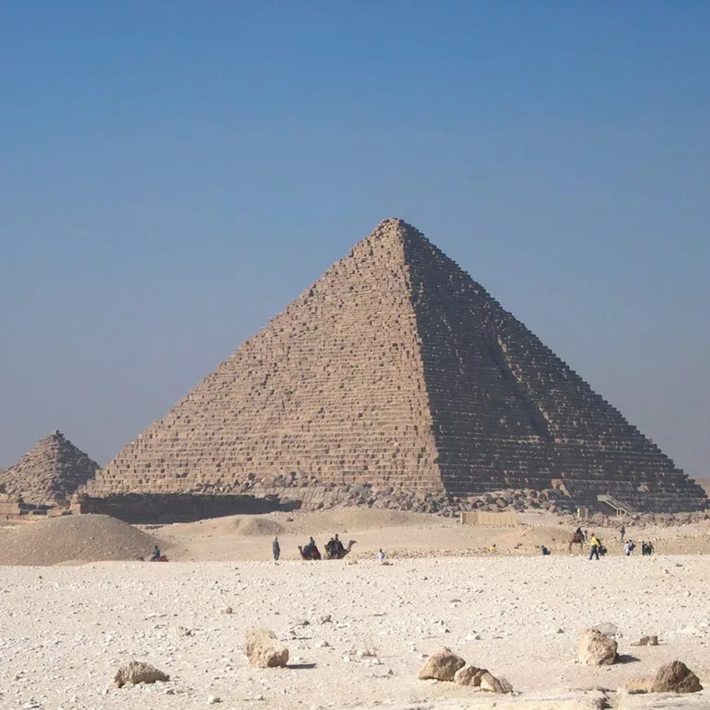 هرم خوفو (258 مليون متر مكعب)، الجيزة، جمهورية مصر العربية