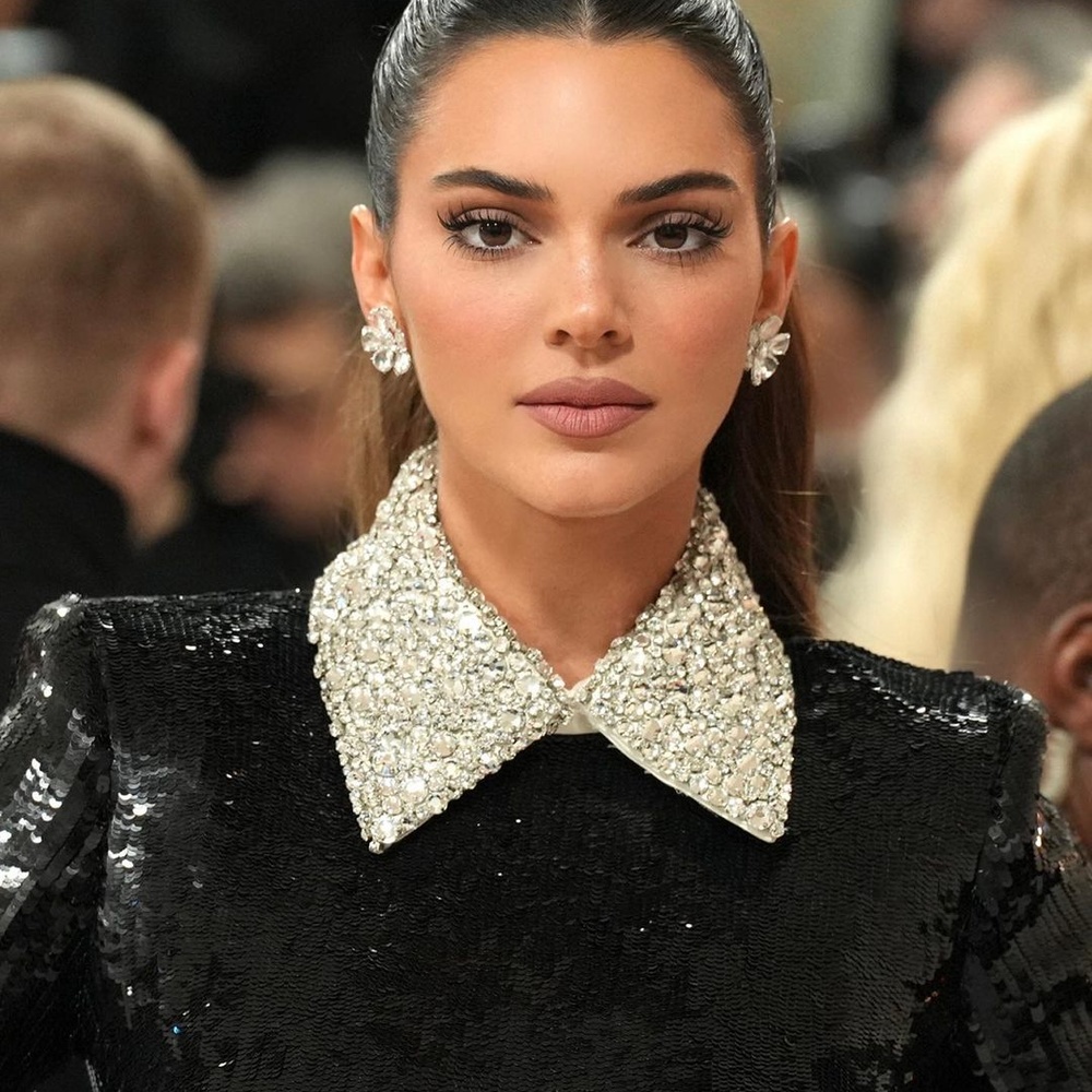 اطلالة Kendall Jenner برسمات المكياج البني المتموج- الصورة من حساب Mary Phillips على انستغرام
