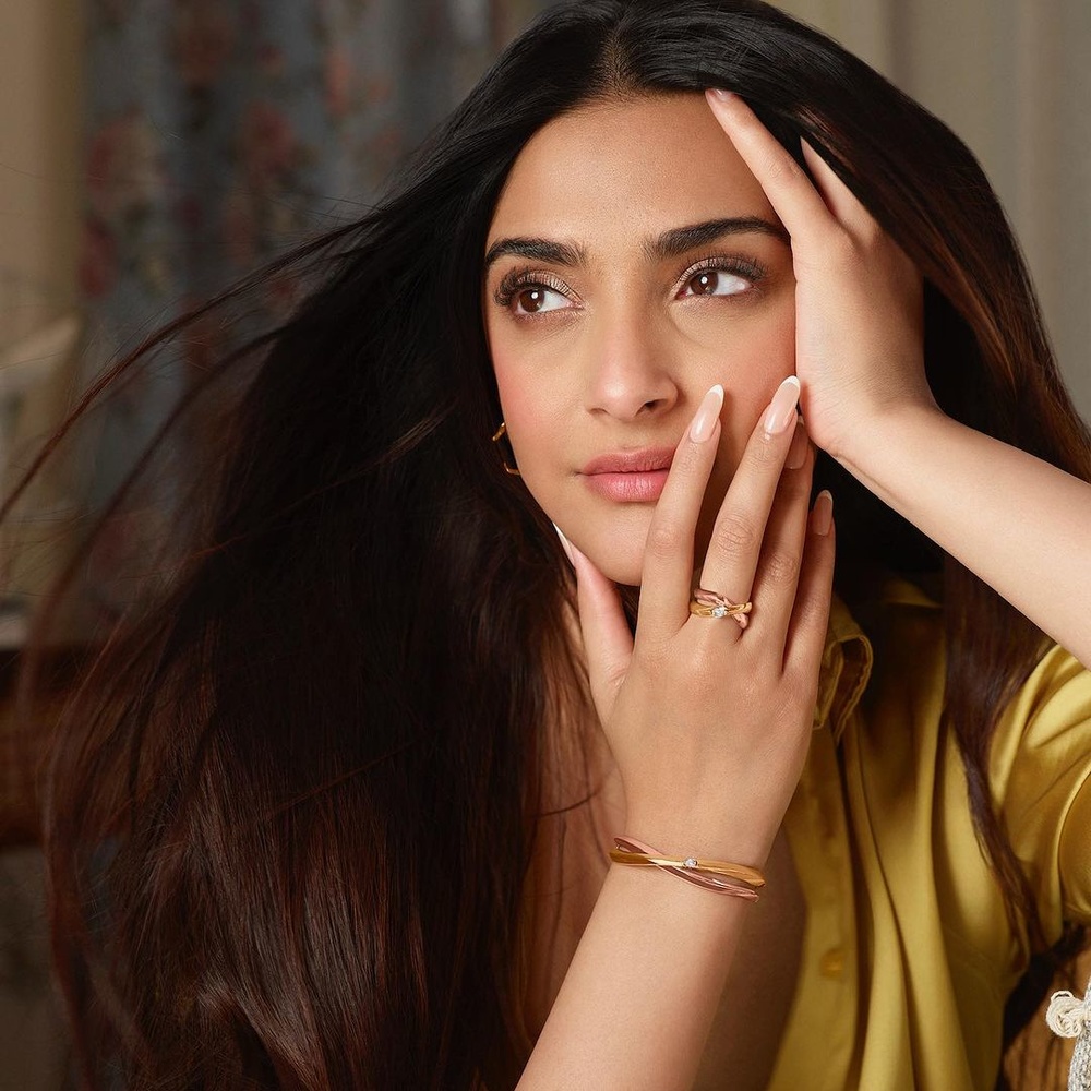 أسرار الشعر المشرق وتفاصيل روتين العناية به على خطى سونام كابور