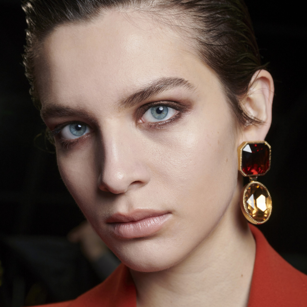 رسمات المكياج الذهبي الداكن والبني  من دار Luisa Spagnoli