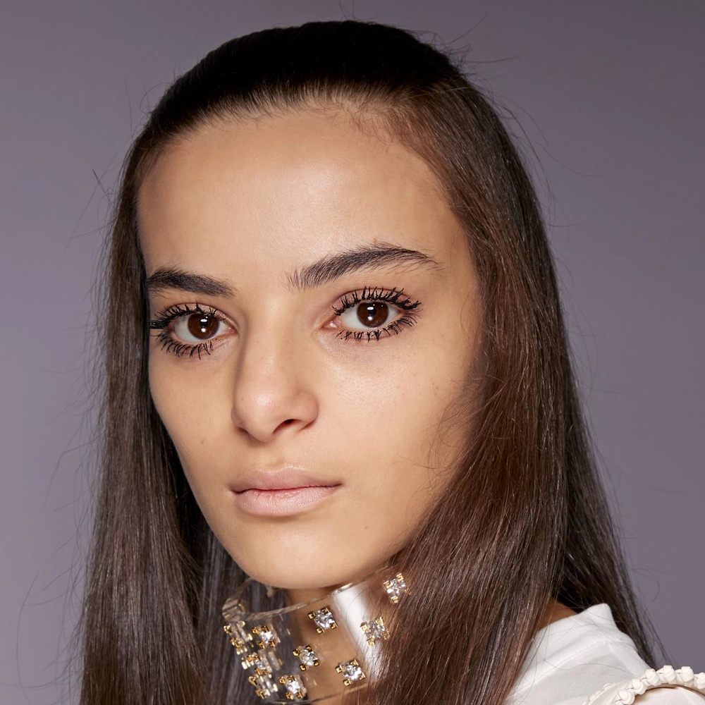 الرموش المستعارة صيحة الموسم لعيون جذابة .. ما الفرق بين الأسبوعية والشهرية منها؟