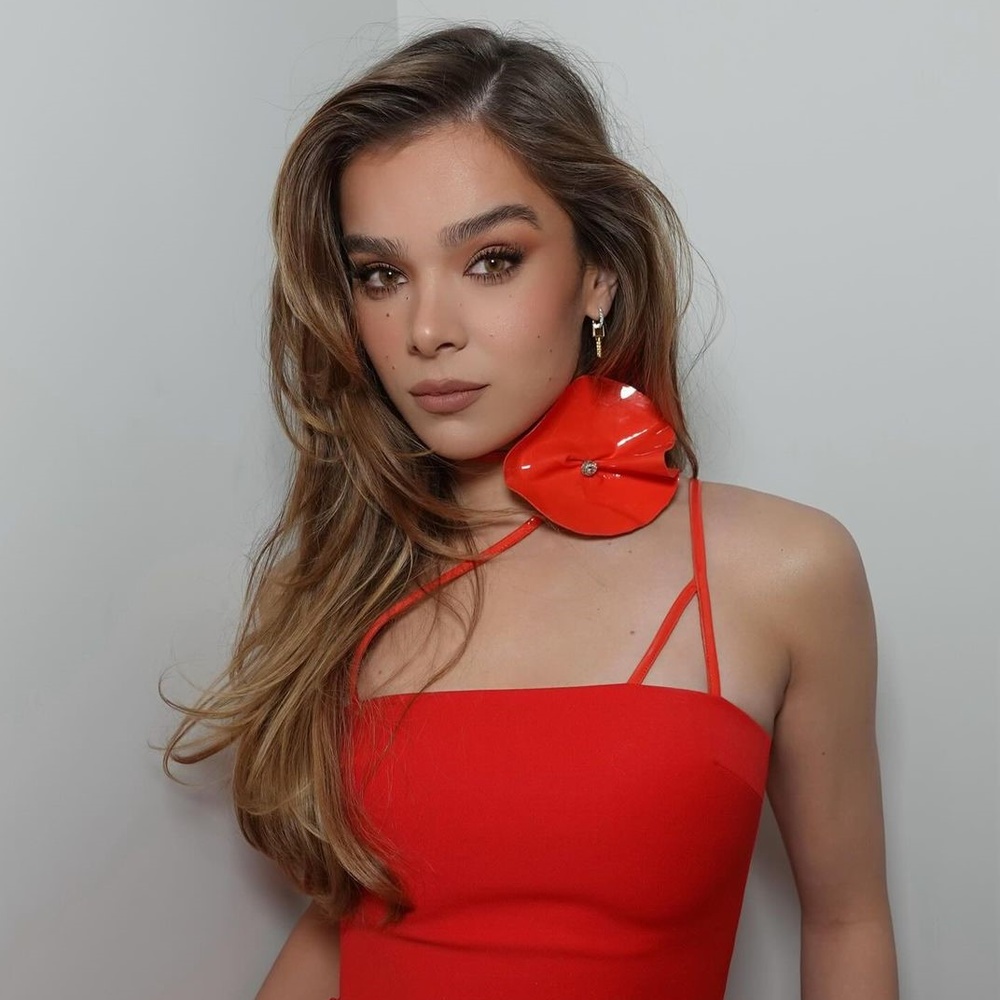 صيحة مكياج "البمكن سبايس لاتيه" Pumkin Spice Latte بأسلوب النجمة hailee steinfeld - صورة من حسابها على انستغرام