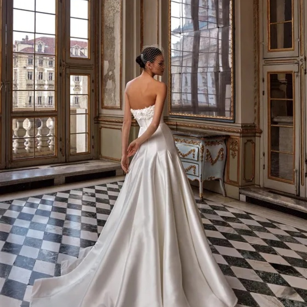 احتاري اجمل فساتين زفاف من الساتان لإطلالة مفعمة بالجاذبية