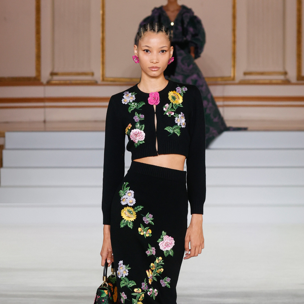 الملابس المطبعة بالورود مستمرة معنا حتى في خريف وشتاء 2023.. فهل تكون خيارك القادم؟