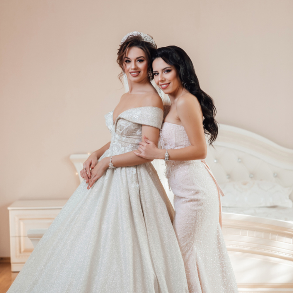 العروس وشقيقتها بتسريحتين ناعمتين