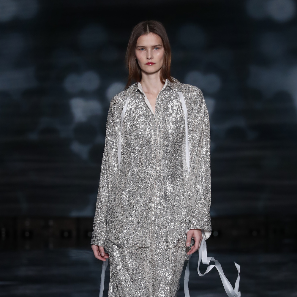 صيحة السراويل البراقة قطع جريئة في مناسبات نهاية العام