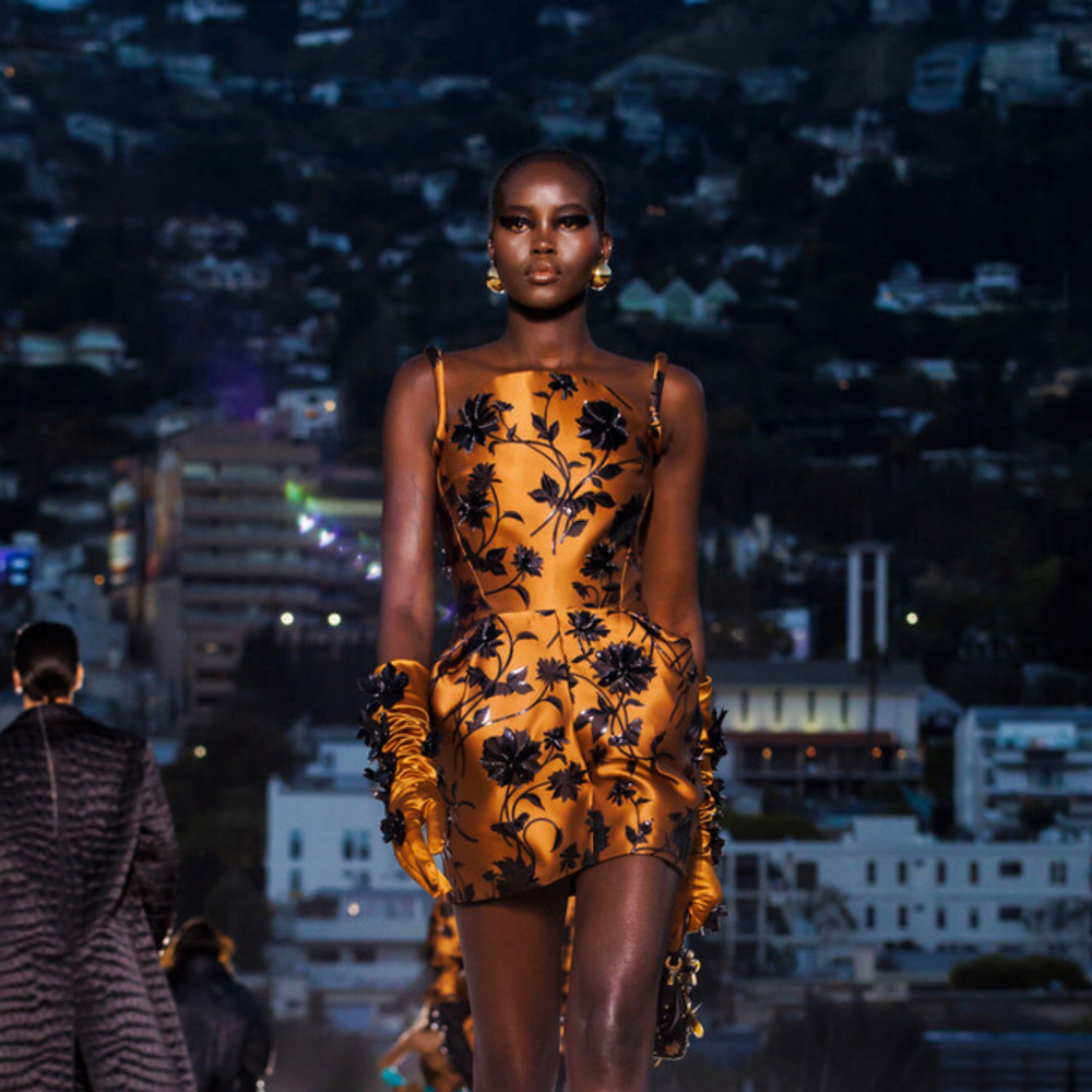 إطلالة من Versace