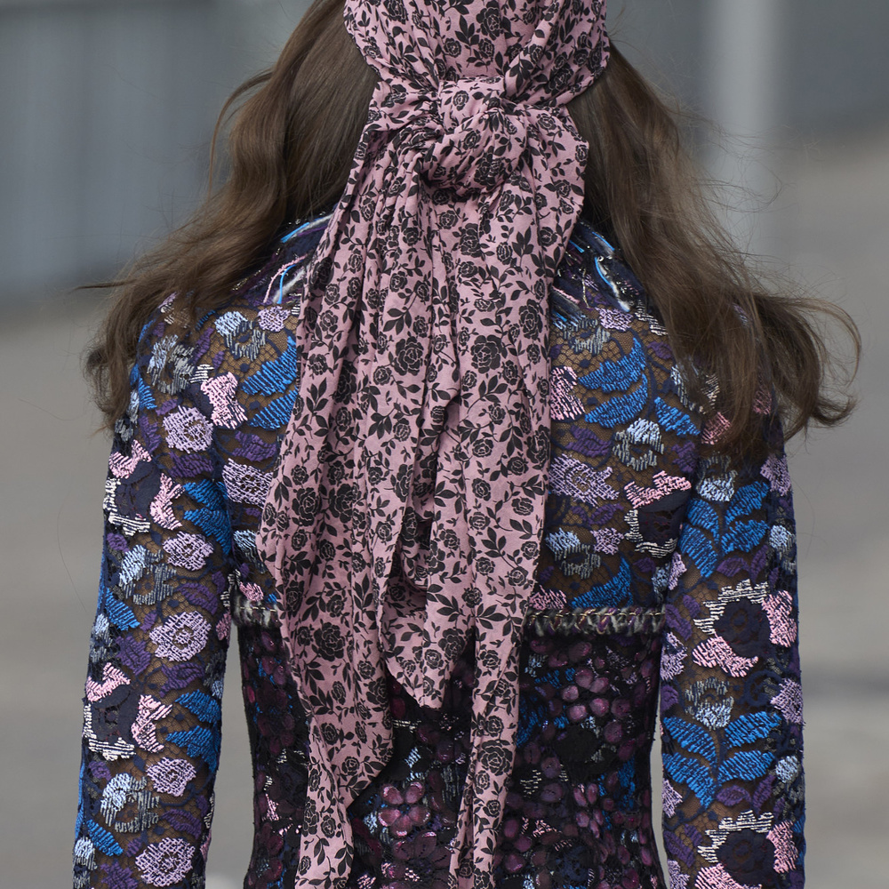 السكارف من اكسسوار خاص بالملكات والأثرياء إلى قطعة أساسية في عالم الموضة