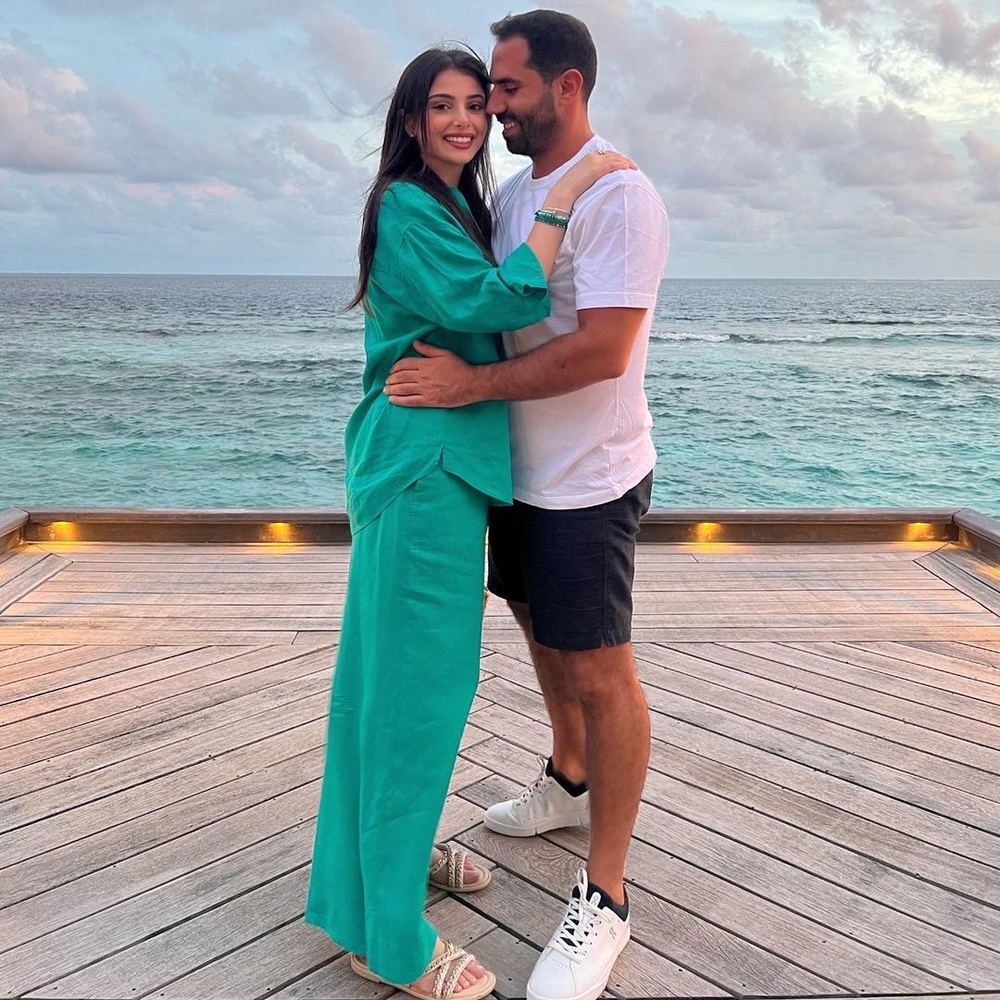 ماريتا الحلاني بإطلالة محتشمة باللون الاخضر في شهر العسل