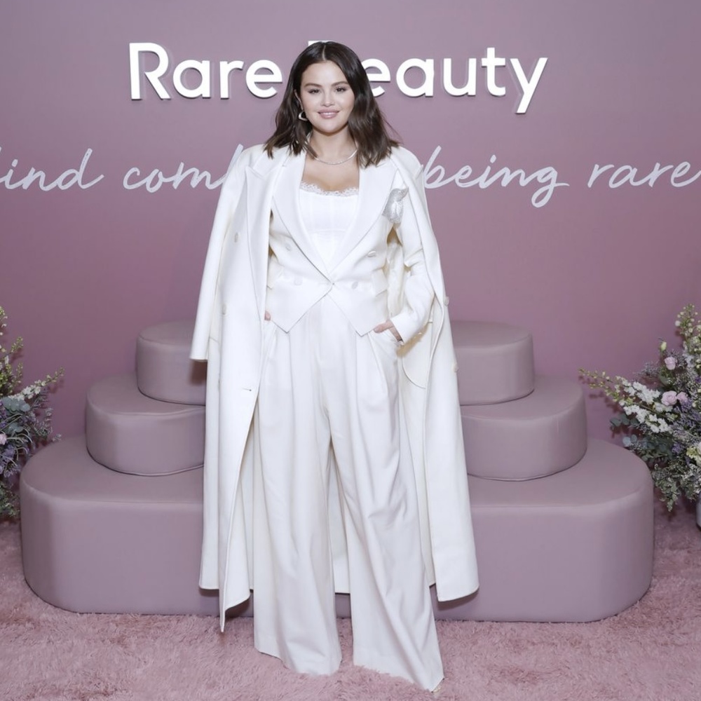 إطلالة مجوهرات Selena Gomez من مجوهرات Effy - صورة من Getty Images 