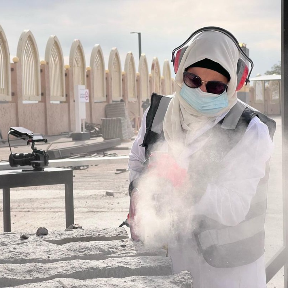 الفنانة أزهار سعيد في النسخة السابقة من ملتقى طويق للنحت