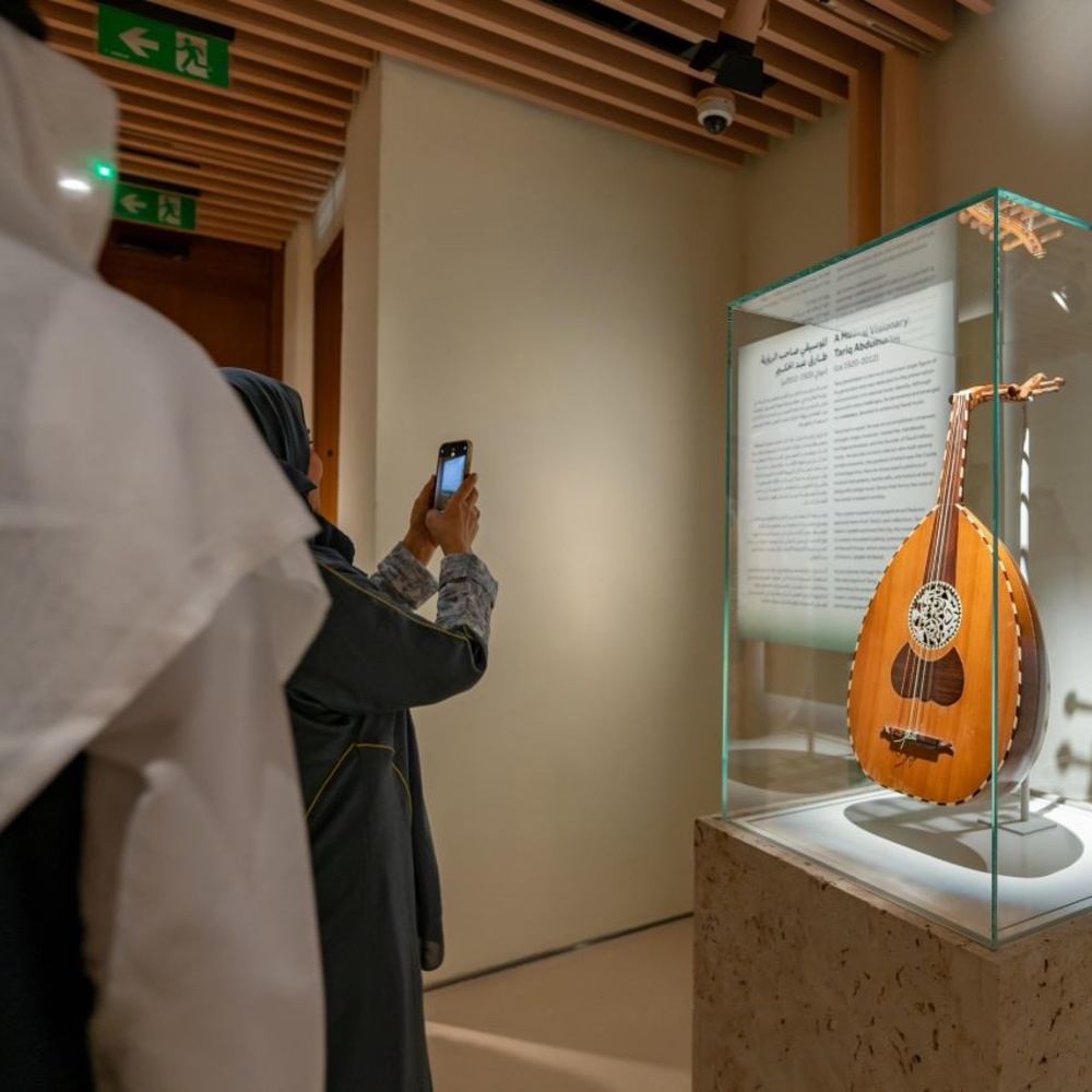 رحلة متحفية إثرائية لعميد الفن السعودي في مركز طارق عبدالحكيم 