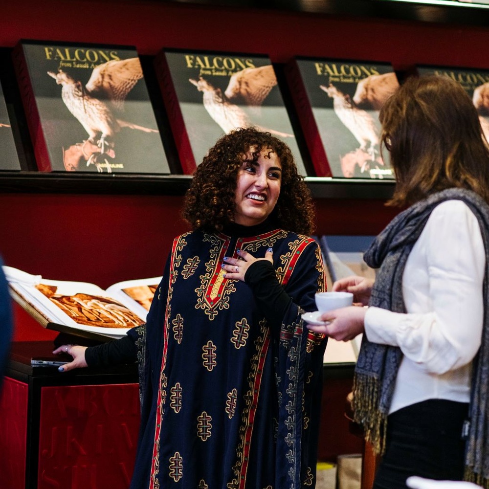 غادة المهنا تعرب لـ هي عن سعادتها بتدشين كتاب Camels from Saudi Arabia في عام الأبل