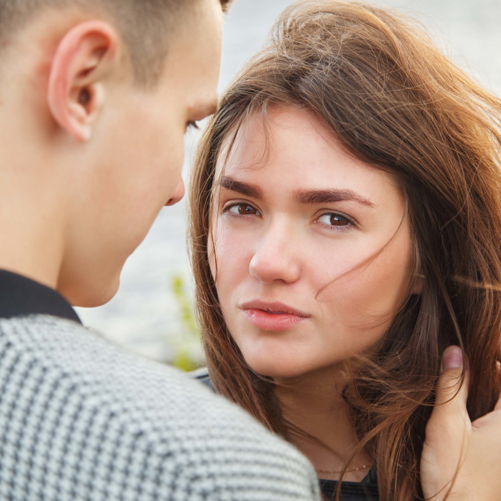 كلام الرجل المخادع المعسول لا يعكس صدق مشاعره 