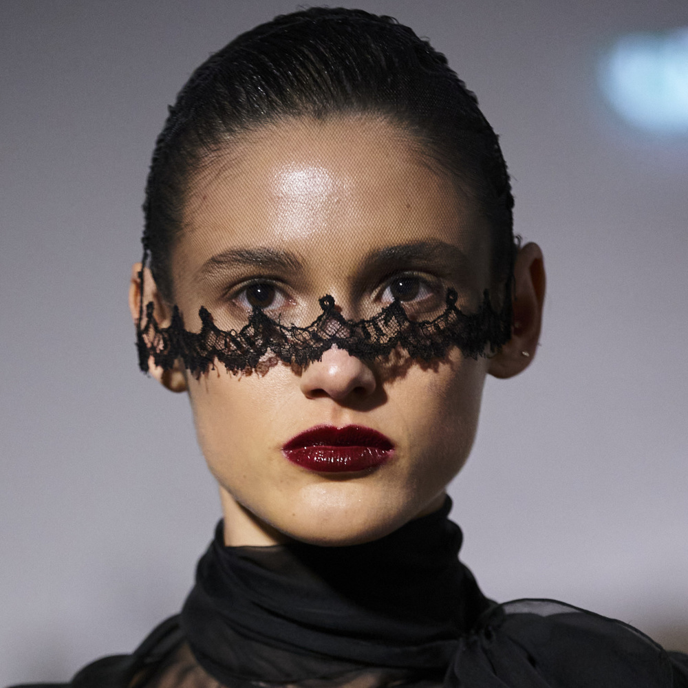 رسمات المكياج البرونزي في اليوم الثالث من أسبوع الهوت كوتور 2024