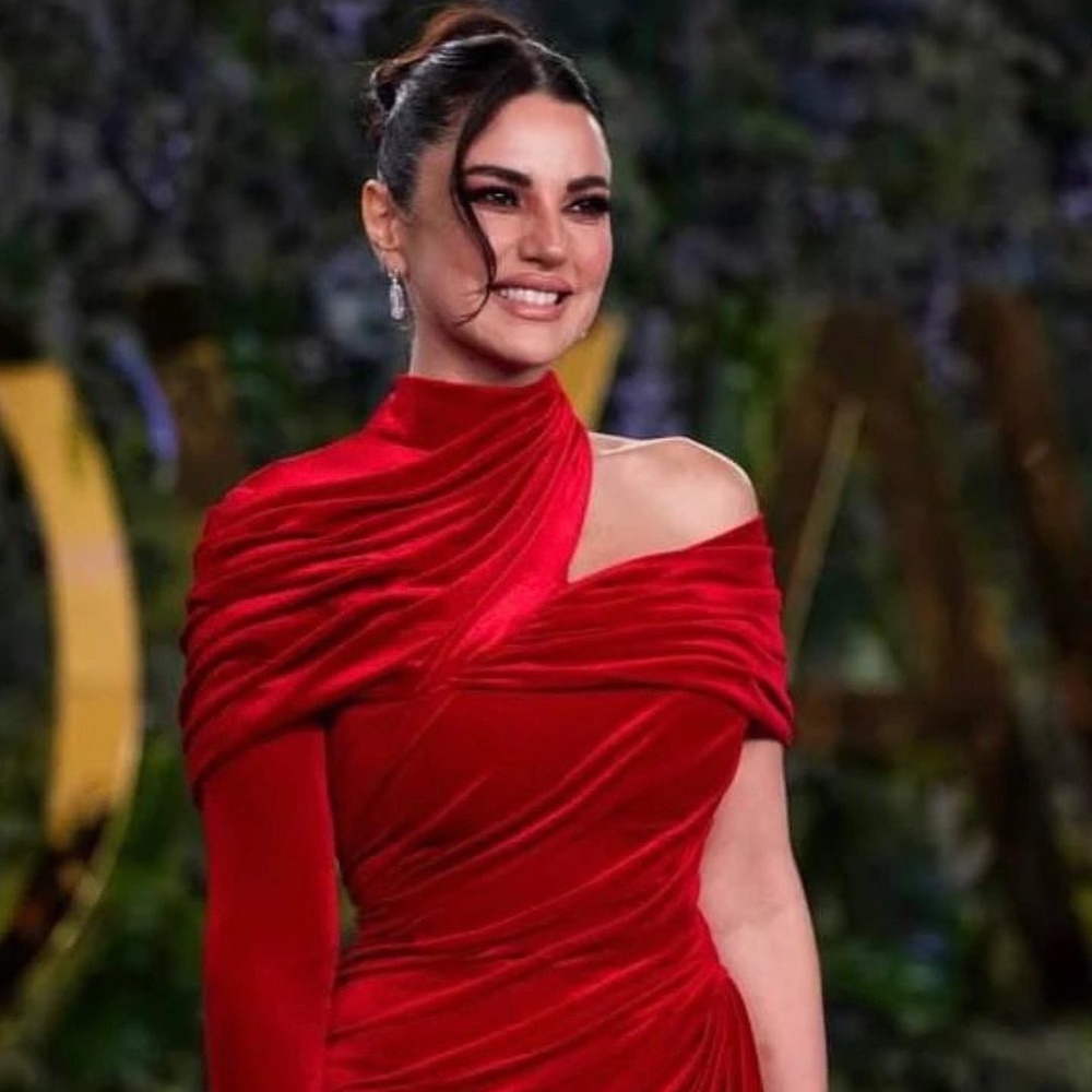 إطلالة الجميلة درة زروق بتسريحات شعر الكعكة العالية