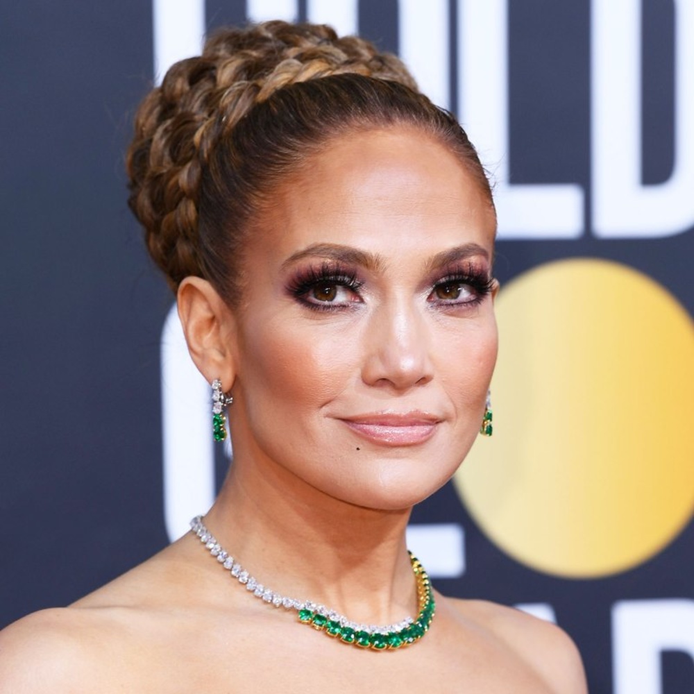 إطلالات جينيفر لوبيز الجمالية لا تنسى في حفل جوائز غولدن غلوب.. إستوحي منها إختياراتك