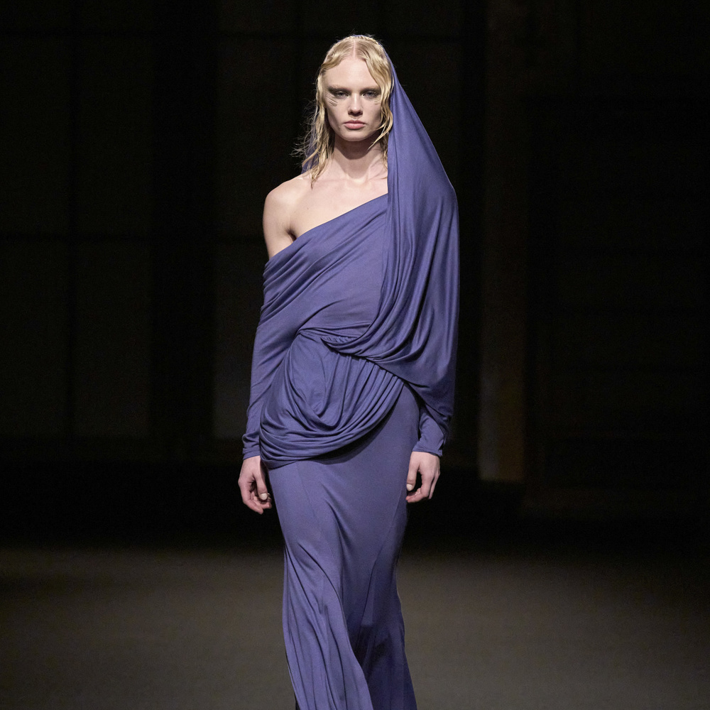 الجاذبية المطلقة لأزياء الكتف الواحد من زمن الإغريق حتى شتاء 2024