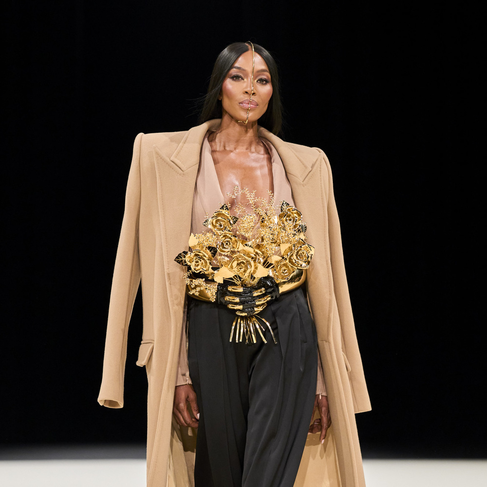 ناعومي كامبل تختتم تخطف الأنظار في عرض Balmain للرجال
