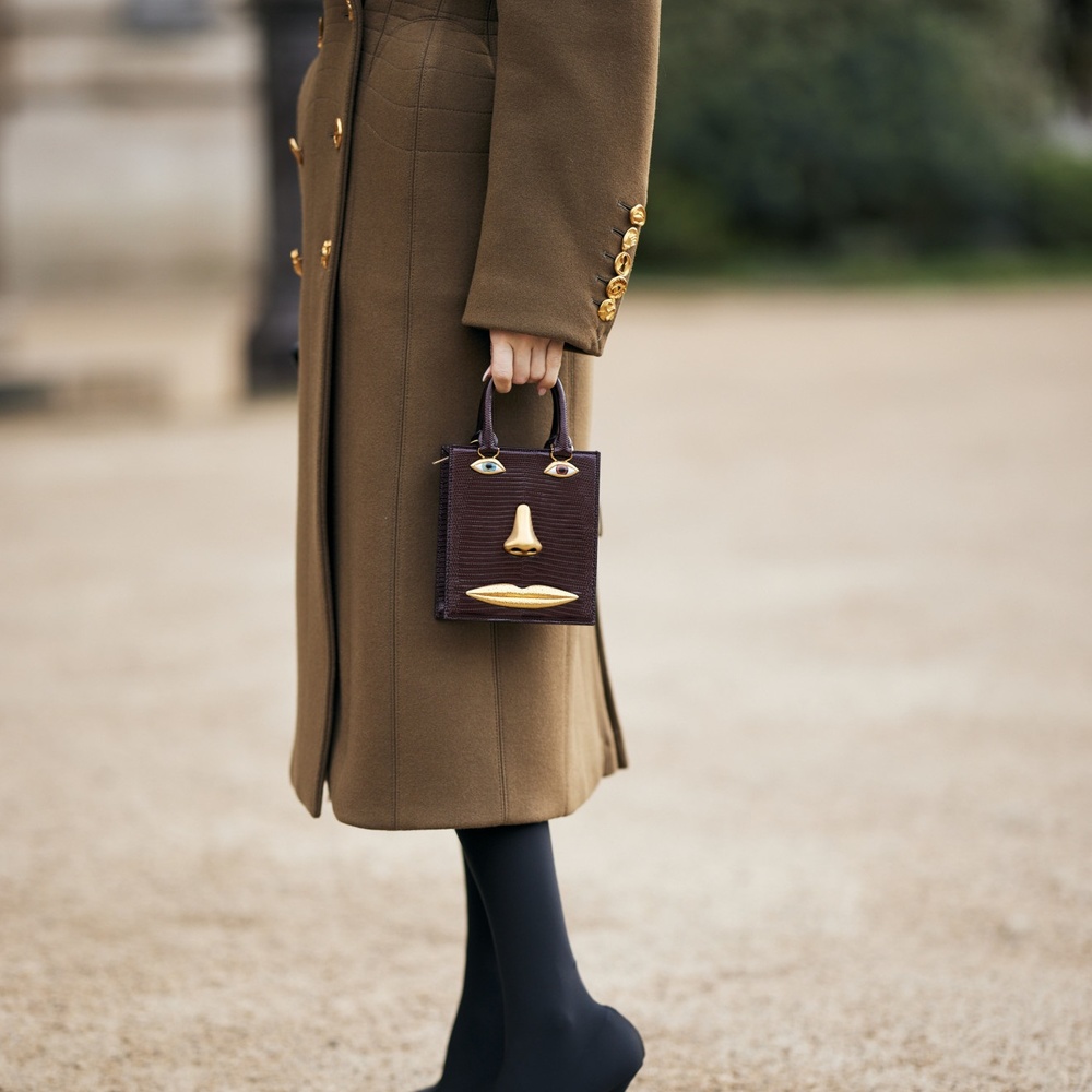 شوارع الموضة في باريس تشهد أجمل صيحات الحقائب لصيف 2024