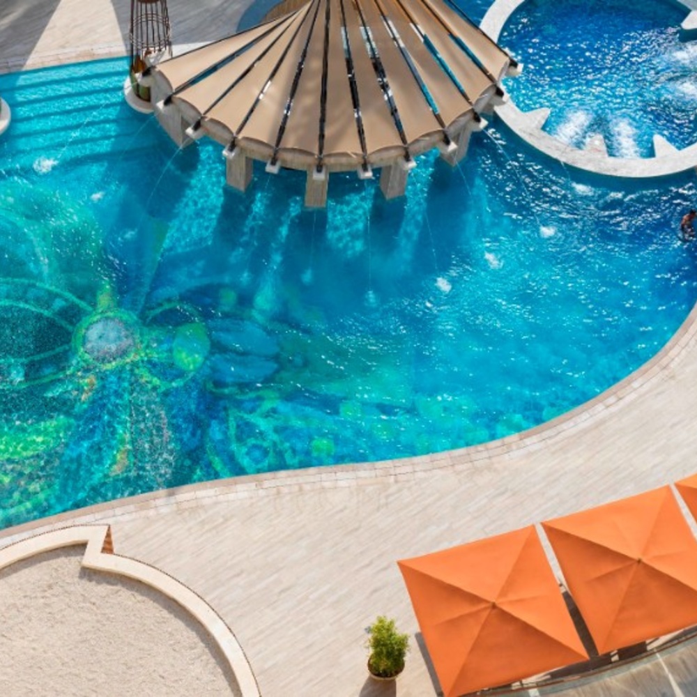 فندق رافلز دبي يقدم تجربة مبتكرة لضيوفه على المسبح بعد تجديده