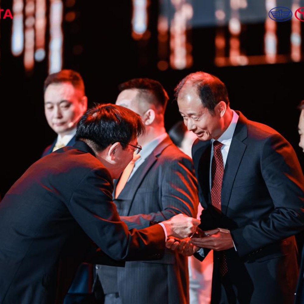 تويوتا تمنح عبداللطيف جميل للسيارات في الصين  جائزة  "مجموعة الوكلاء المتفوقين" لعام 2023 للتميز في الأداء وخدمة العملاء