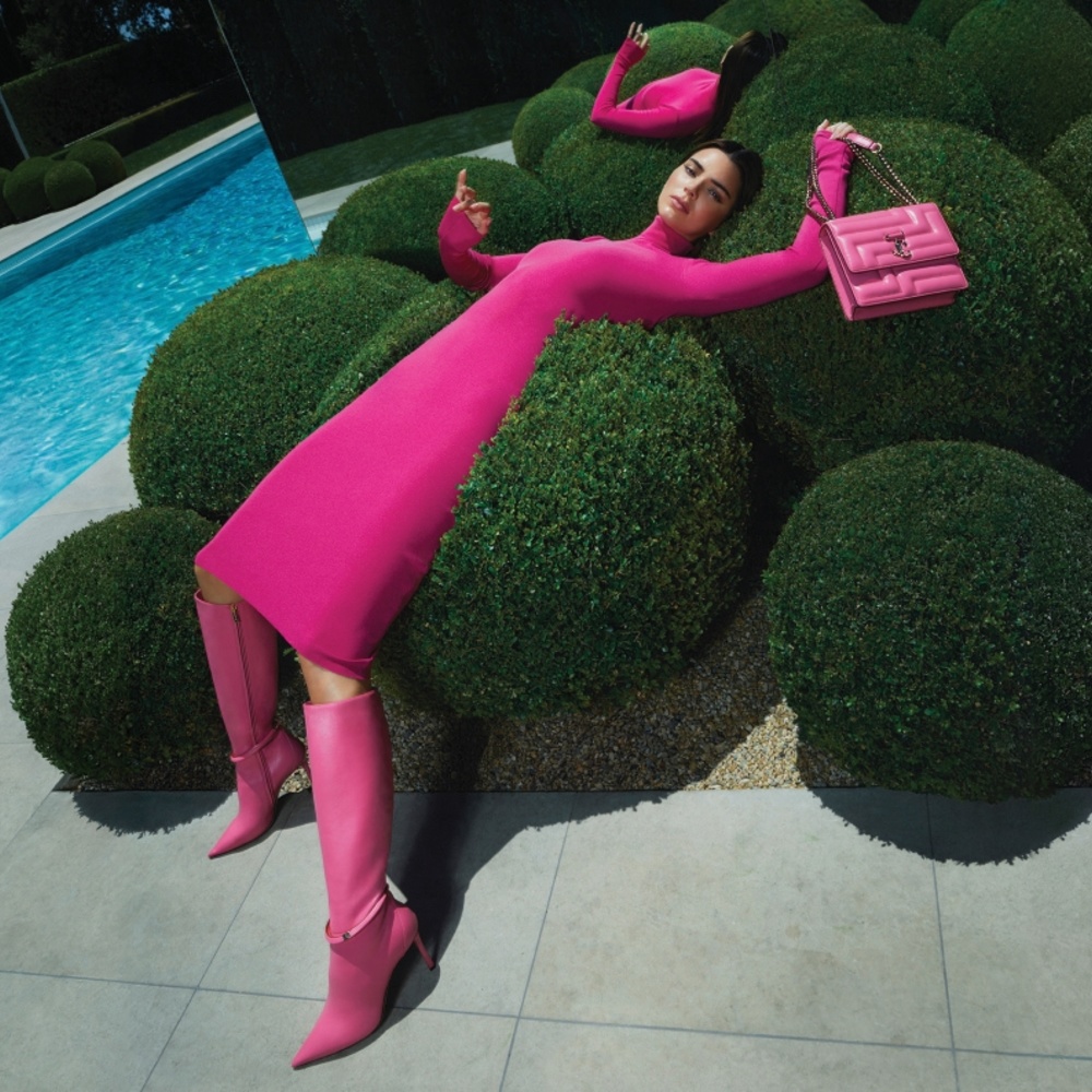 JIMMY CHOO تكشف الستار عن الأحذية الضخمة والحقائب المميزة