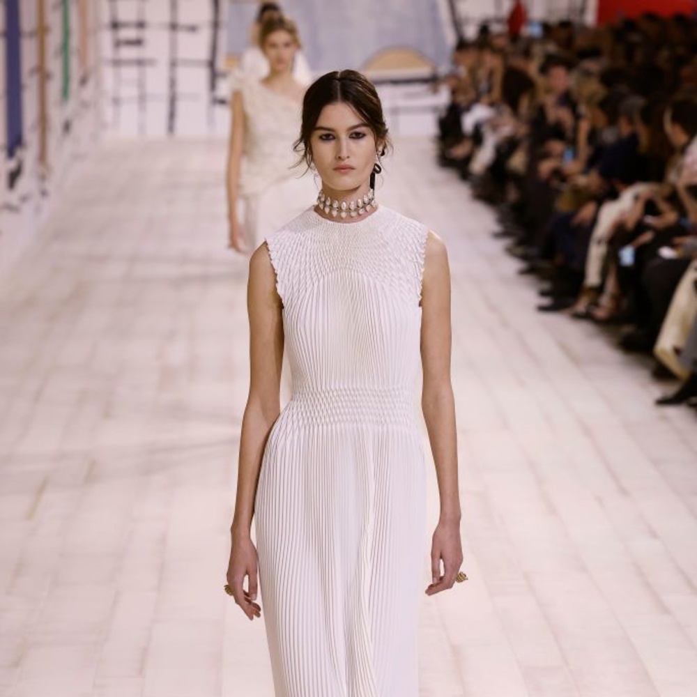 فستان باللون الأبيض من دار Dior
