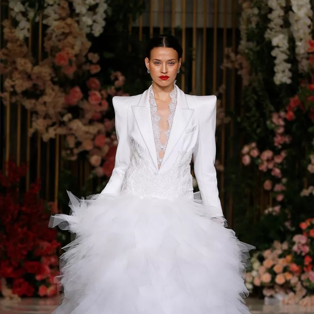 موديلات فساتين زفافمع سترة اضافية لأناقة شتوية راقية