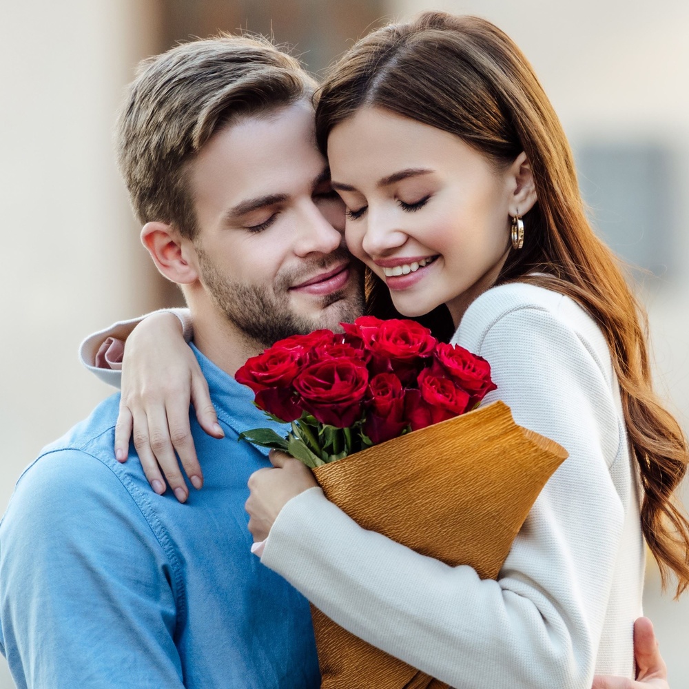 باقة الورد الحمراء من أكثر 10 طرق رومانسية للتعبير عن المشاعر في عيد الحب