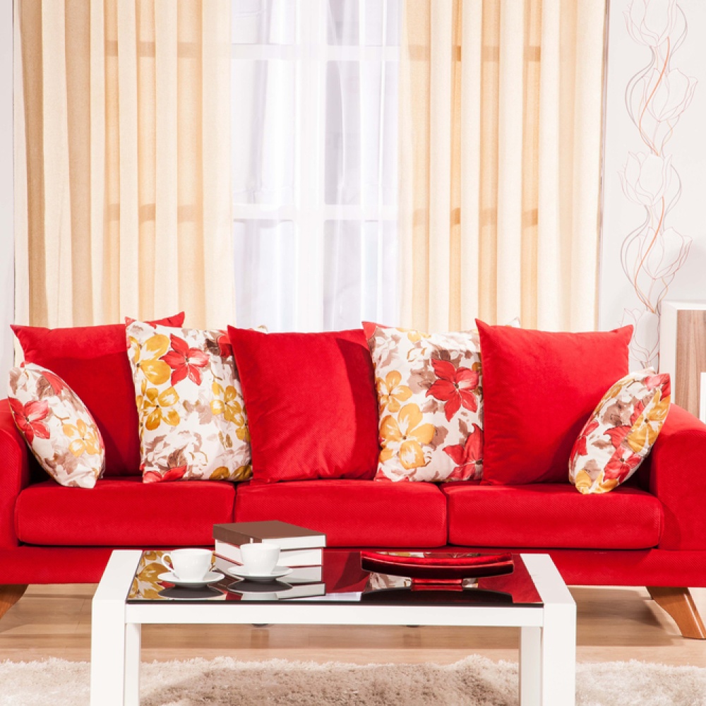 تضيف الأريكة الحمراء لمسة من الأناقة إلى غرفة المعيشة