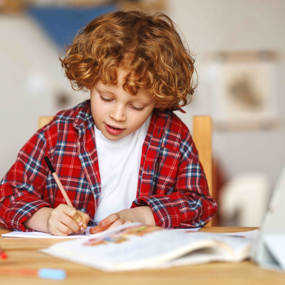 فيتامينات الذكاء هي التي تساهم في تقوية الذاكرة وتعزيز التركيز وتعزيز نسبة الذكاء وترفع من معدلات التحصيل الدراسي لدى الطلاب