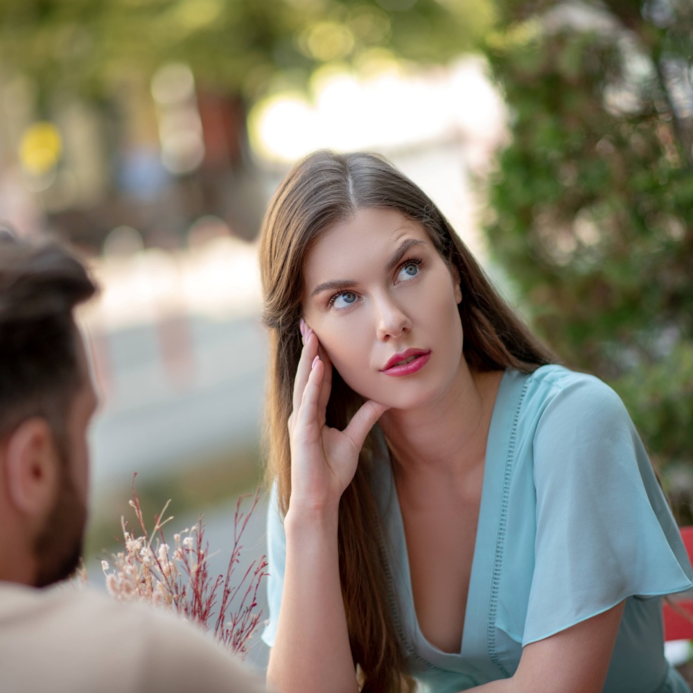 هو غير مستعد لعلاقة جدية حديثه معك يخبرك بذلك فانتبهي جيدً لما يلقيه على مسامعك