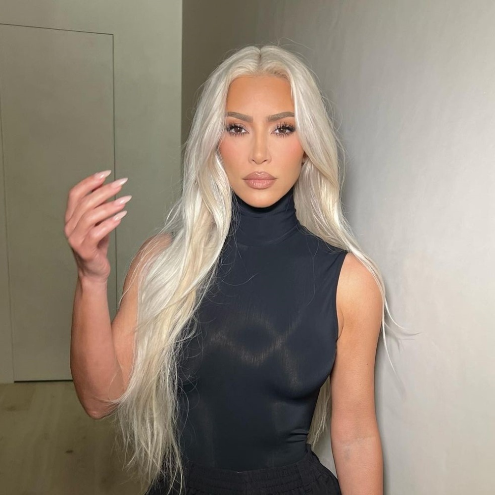 إطلالات كيم كارداشيان الجمالية بصبغات الشعر الأشقر البلاتيني