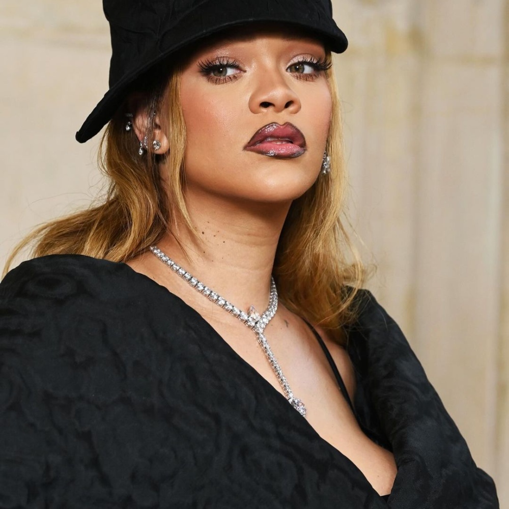 إطلالة ريهانا بأحمر الشفاه الأومبريه