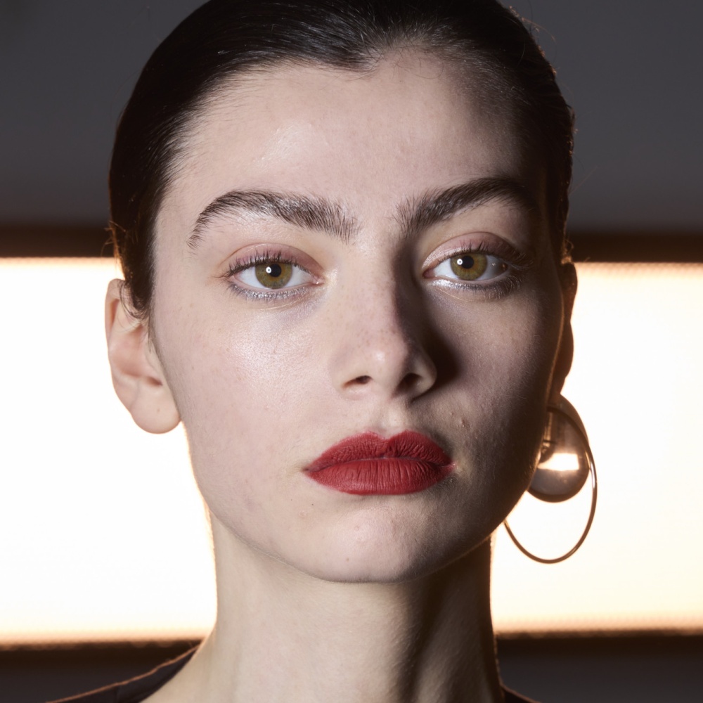 شفاهك تشعّ جاذبية بتدرجات قوية في شتاء 2024 إليك تفاصيل اليوم الأول من عروض الموضة في نيويورك